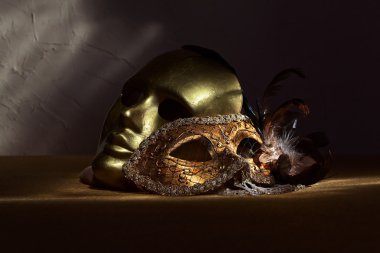  İki altın Venedik maskesi 