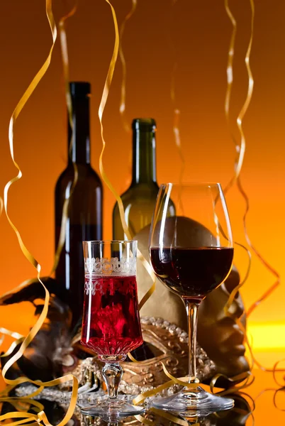 Венецианские маски и красное вино — стоковое фото
