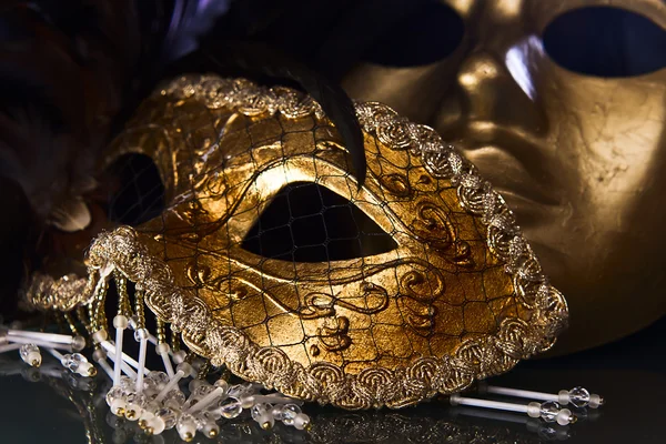 Oude gouden Venetiaanse maskers — Stockfoto