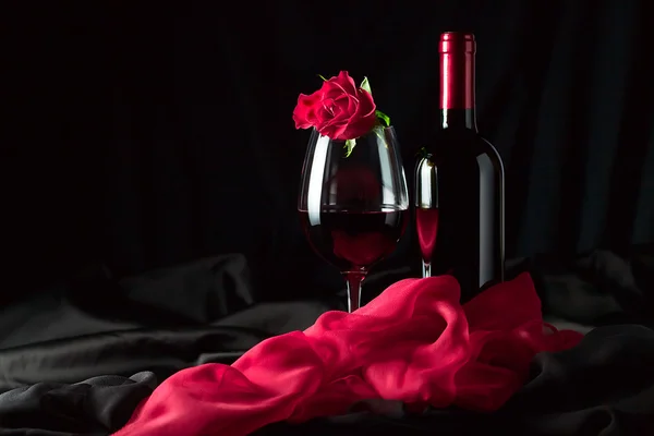 Flasche und Glas mit Rot — Stockfoto