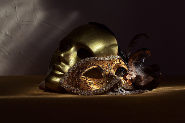  Две золотые венецианские маски
 