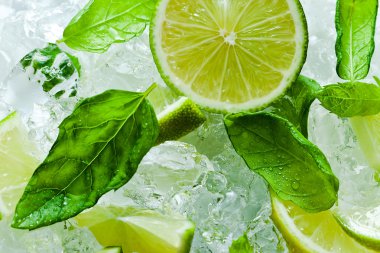 kireç parçaları ve buzlu nane yaprakları