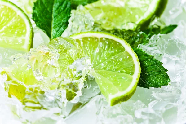 Fette di lime e menta piperita — Foto Stock