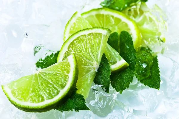 Lime slices and peppermint — Stock Photo, Image