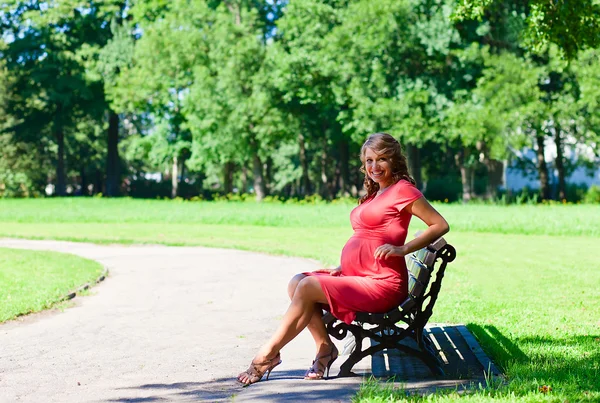 Young pregnant woman in park — Stock Photo, Image