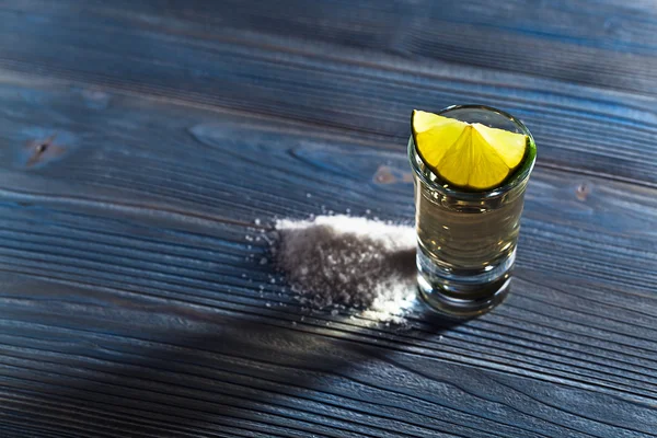 Tequila mit Salz und Limette — Stockfoto