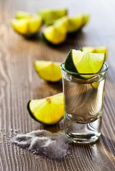 Tequila z solą i limonką — Zdjęcie stockowe