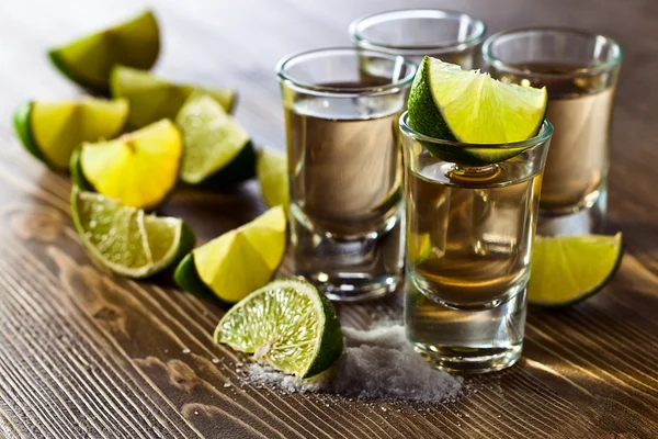 Tequila mit Salz und Limette — Stockfoto