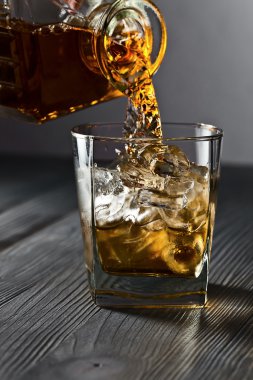 viski ve doğal buz 