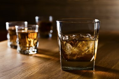 viski ve doğal buz 