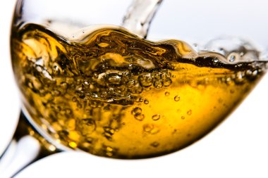 Beyaz arka planda izole beyaz şarap