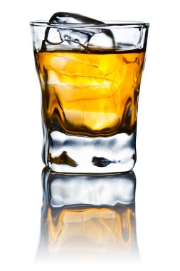 viski ve doğal buz üzerinde beyaz izole 