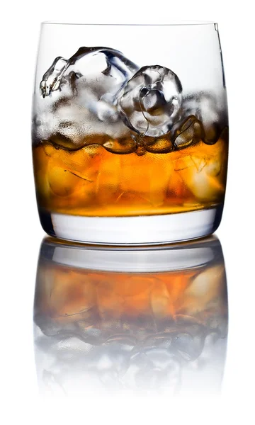 Whisky e ghiaccio naturale isolato su bianco — Foto Stock