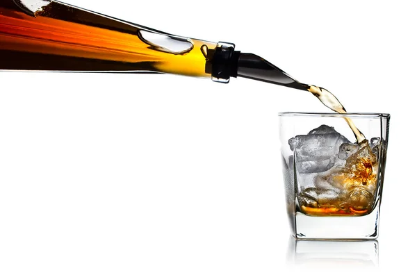 Whisky és a természetes jég elszigetelt fehér — Stock Fotó