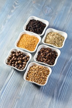 Baharatlar ahşap masada