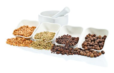 baharat beyaz zemin üzerine