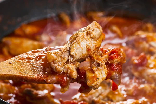 Frango cozido em molho de tomate — Fotografia de Stock