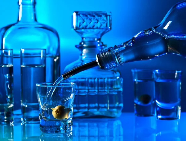 Vodka på glasbord — Stockfoto