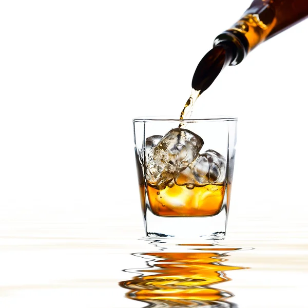 Whiskey och naturis på vit — Stockfoto