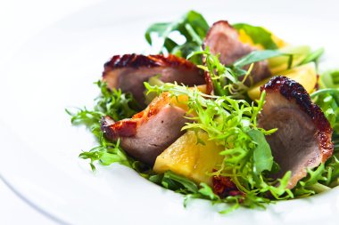 ananas ve füme et salatası