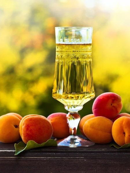 Сладкое вино и спелые абрикосы — стоковое фото