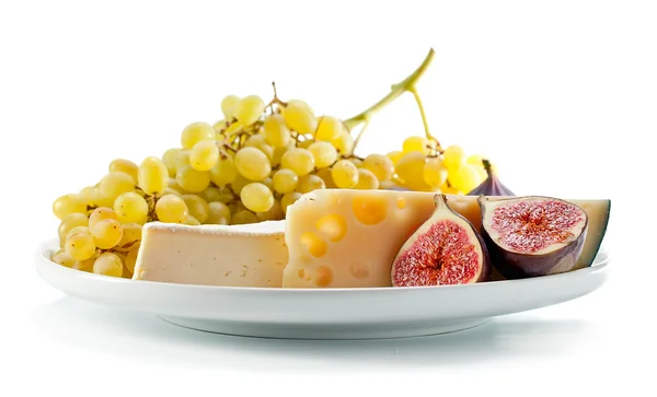 Queijo com frutas isoladas em branco — Fotografia de Stock