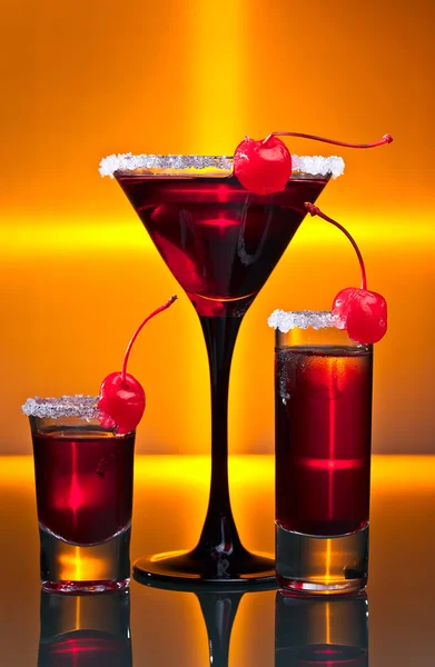 Bebidas alcohólicas con cereza —  Fotos de Stock