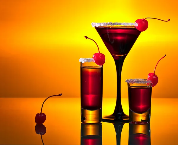 Alcoholische dranken met cherry — Stockfoto