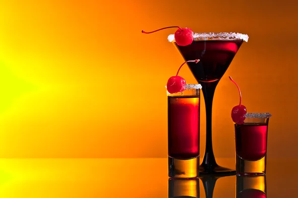 Alkoholhaltiga drycker med körsbär — Stockfoto