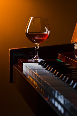 bir yudum konyak ile 