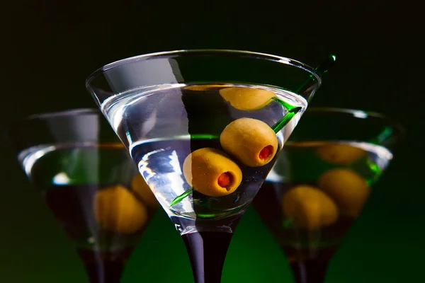 Glazen met martini en groene olijven — Stockfoto