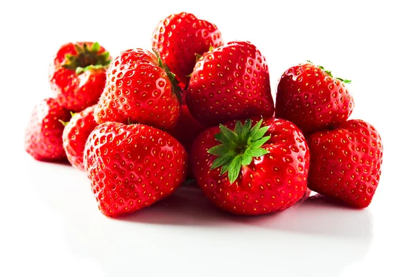 Fragola su sfondo bianco riflettente — Foto Stock