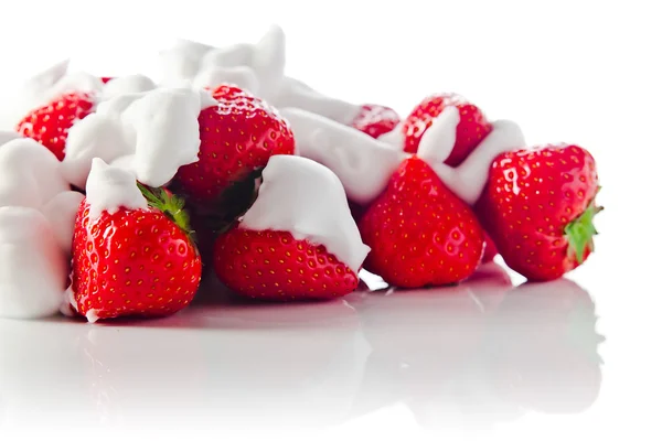 Fragola con crema su sfondo bianco riflettente — Foto Stock