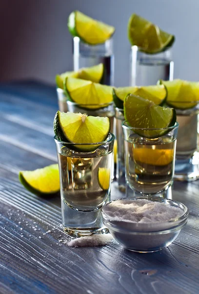 Tequila mit Salz und Limette — Stockfoto