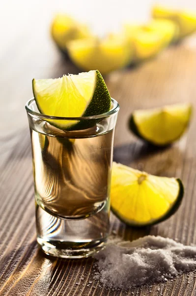 Tequila z solą i limonką — Zdjęcie stockowe