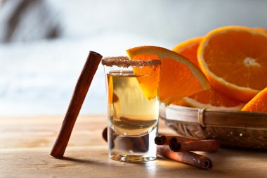 tekila portakal ve tarçın ile 