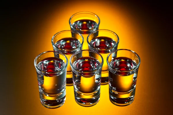 Glas med en alkoholhaltig dryck — Stockfoto