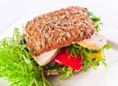 ızgara sebze ve tavuk sandviç 