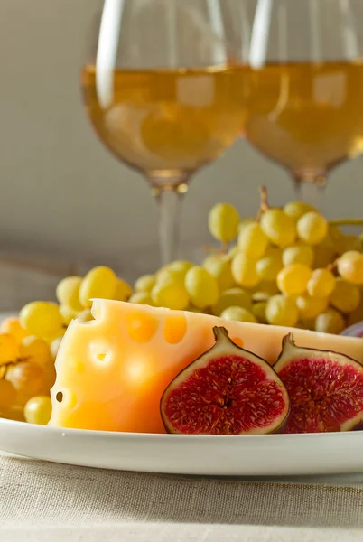 Queijo com frutas e vinho doce — Fotografia de Stock