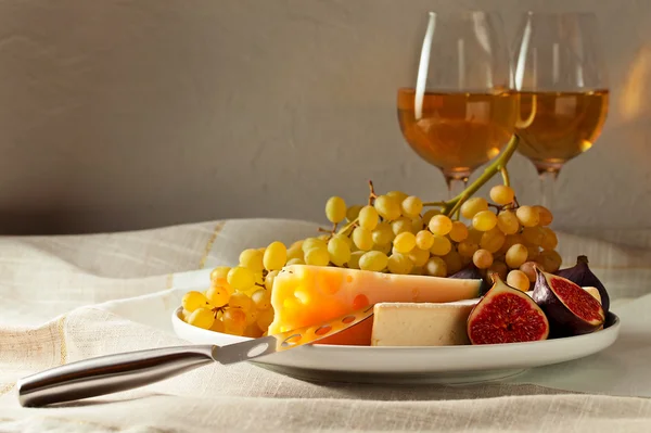 Cheese with fruits and sweet wine — Stock Photo, Image