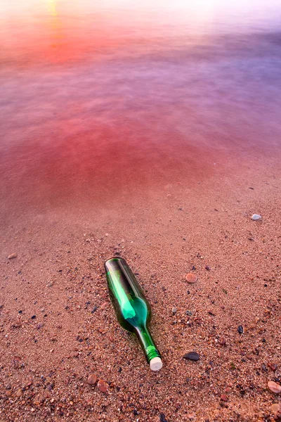 Flaska med budskap på havet äkthetsbevis — Stockfoto