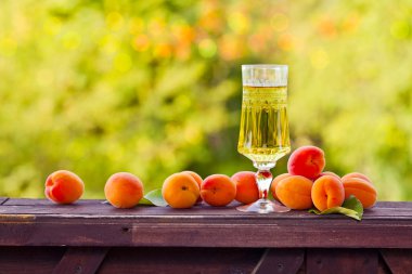 tatlı şarap ve olgun kayısı 