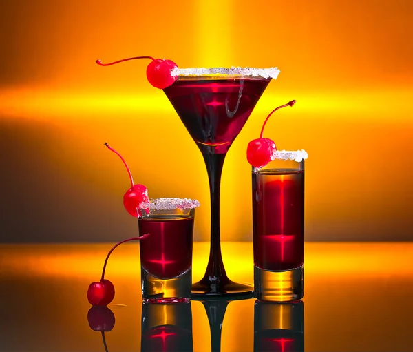 Alcoholische dranken met cherry — Stockfoto