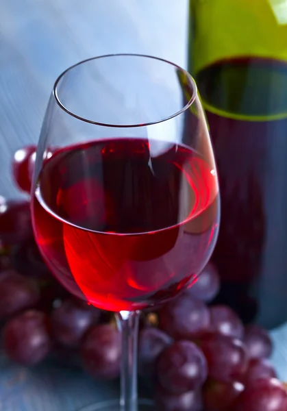 Red wine and grapes — Stock Photo, Image