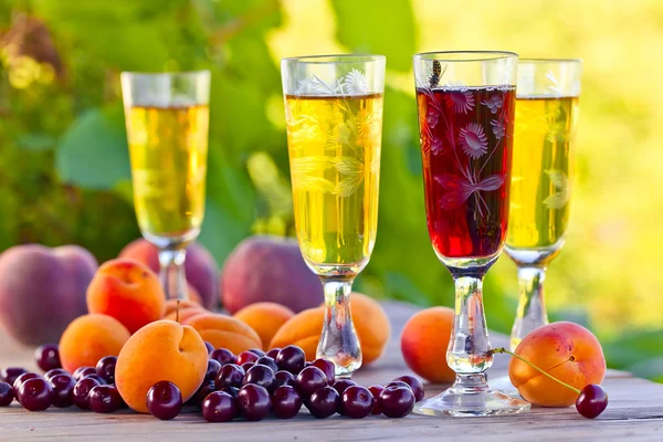 Vinho doce e frutos — Fotografia de Stock