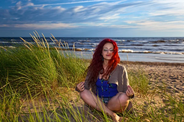 Young woman on seacoast — Stock Photo, Image