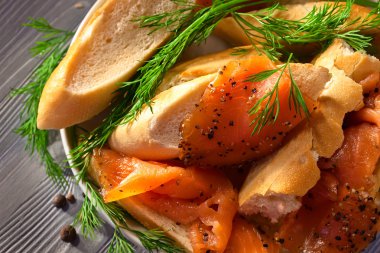 ekmek ile somon füme