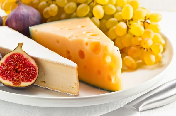 Käse mit Früchten — Stockfoto