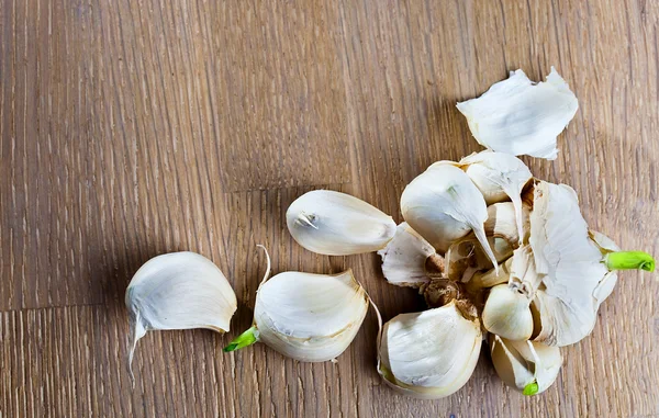 Garlic on wooden table — Stock Photo, Image