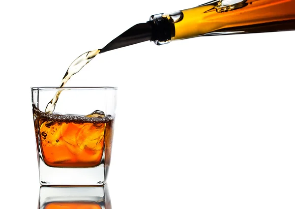 Whisky és a természetes jég elszigetelt fehér — Stock Fotó